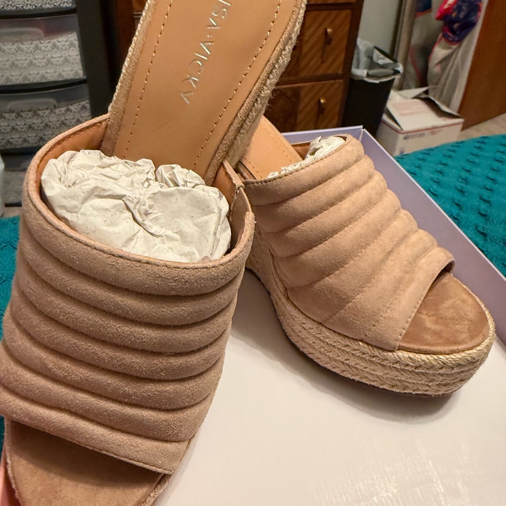 Lisa Vickey Women's Tan Wedge Sandals